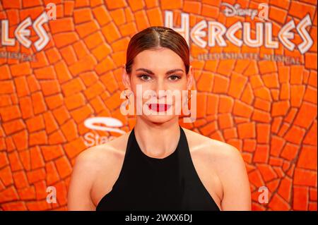 Hamburg, Deutschland. März 2024. Rebecca Kunikowski auf dem roten Teppich vor der Uraufführung des Musicals „Herkules“. Quelle: Jonas Walzberg/dpa/Alamy Live News Stockfoto