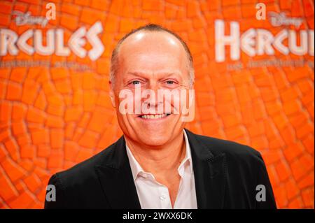 Hamburg, Deutschland. März 2024. Joja Wendt auf dem roten Teppich vor der Uraufführung des Musicals „Herkules“. Quelle: Jonas Walzberg/dpa/Alamy Live News Stockfoto