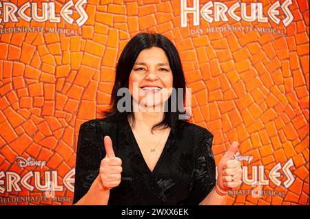 Hamburg, Deutschland. März 2024. Jasmin Tabatabai auf dem roten Teppich vor der Weltpremiere des Musicals „Herkules“. Quelle: Jonas Walzberg/dpa/Alamy Live News Stockfoto