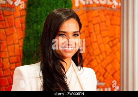 Hamburg, Deutschland. März 2024. Amira Pocher auf dem roten Teppich vor der Weltpremiere des Musicals „Herkules“. Quelle: Jonas Walzberg/dpa/Alamy Live News Stockfoto