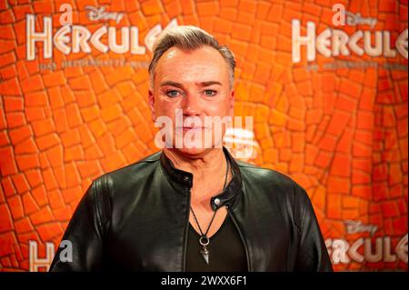 Hamburg, Deutschland. März 2024. Uwe Kroeger auf dem roten Teppich vor der Uraufführung des Musicals „Herkules“. Quelle: Jonas Walzberg/dpa/Alamy Live News Stockfoto