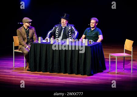 ALMERE - 02.04.2024, Schriftsteller Andries Jelle de Jong und Gossip Talk Maker Dennis Schouten und Jan Roos während der Veröffentlichung der Biografie Damaged: On the way to Death. Darin spricht Schouten über seinen Todeswunsch, seine problematische Jugend und dass er täglich mit depressiven Gefühlen und Depressionen zu kämpfen hat. ANP RAMON VAN FLYMEN niederlande aus - belgien aus Stockfoto