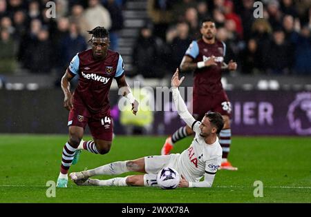 London, Großbritannien. April 2024. James Maddison (Spurs) bittet um einen Freistoß, als er auf dem Boden liegt, nachdem Mohammed Kudus (West Ham, 14) während des Spiels West Ham gegen Tottenham Hotspur Premier League im London Stadium Stratford herausgefordert hatte. Dieses Bild ist NUR für REDAKTIONELLE ZWECKE bestimmt. Für jede andere Verwendung ist eine Lizenz von Football DataCo erforderlich. Quelle: MARTIN DALTON/Alamy Live News Stockfoto