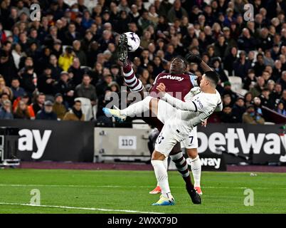 London, Großbritannien. April 2024. Kurt Zouma (West Ham) steht vor Pedro Porro (Spurs) während des Spiels West Ham gegen Tottenham Hotspur Premier League im London Stadium Stratford. Dieses Bild ist NUR für REDAKTIONELLE ZWECKE bestimmt. Für jede andere Verwendung ist eine Lizenz von Football DataCo erforderlich. Quelle: MARTIN DALTON/Alamy Live News Stockfoto