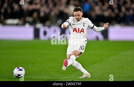 London, Großbritannien. April 2024. James Maddison (Spurs) während des Spiels West Ham gegen Tottenham Hotspur Premier League im London Stadium Stratford. Dieses Bild ist NUR für REDAKTIONELLE ZWECKE bestimmt. Für jede andere Verwendung ist eine Lizenz von Football DataCo erforderlich. Quelle: MARTIN DALTON/Alamy Live News Stockfoto