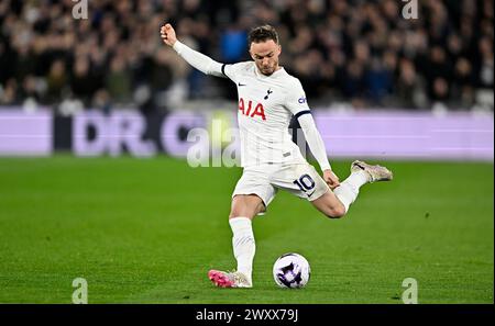 London, Großbritannien. April 2024. James Maddison (Spurs) während des Spiels West Ham gegen Tottenham Hotspur Premier League im London Stadium Stratford. Dieses Bild ist NUR für REDAKTIONELLE ZWECKE bestimmt. Für jede andere Verwendung ist eine Lizenz von Football DataCo erforderlich. Quelle: MARTIN DALTON/Alamy Live News Stockfoto