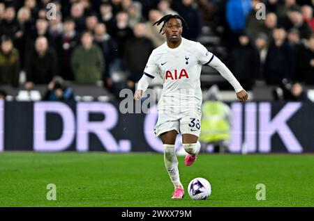 London, Großbritannien. April 2024. Destiny Udogie (Spurs) während des Spiels West Ham gegen Tottenham Hotspur Premier League im London Stadium Stratford. Dieses Bild ist NUR für REDAKTIONELLE ZWECKE bestimmt. Für jede andere Verwendung ist eine Lizenz von Football DataCo erforderlich. Quelle: MARTIN DALTON/Alamy Live News Stockfoto