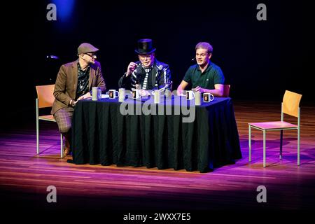 ALMERE - 02.04.2024, Schriftsteller Andries Jelle de Jong und Gossip Talk Maker Dennis Schouten und Jan Roos während der Veröffentlichung der Biografie Damaged: On the way to Death. Darin spricht Schouten über seinen Todeswunsch, seine problematische Jugend und dass er täglich mit depressiven Gefühlen und Depressionen zu kämpfen hat. ANP RAMON VAN FLYMEN niederlande aus - belgien aus Stockfoto