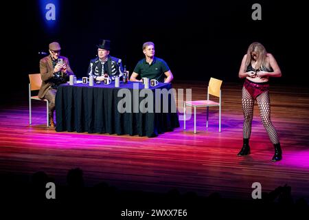 ALMERE - 02.04.2024, Schriftsteller Andries Jelle de Jong und Gossip Talk Maker Dennis Schouten und Jan Roos während der Veröffentlichung der Biografie Damaged: On the way to Death. Darin spricht Schouten über seinen Todeswunsch, seine problematische Jugend und dass er täglich mit depressiven Gefühlen und Depressionen zu kämpfen hat. ANP RAMON VAN FLYMEN niederlande aus - belgien aus Stockfoto