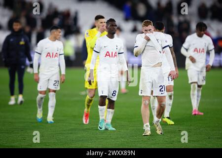 LONDON, Großbritannien - 2. April 2024: Dejan Kulusevski von Tottenham Hotspur wird nach dem Premier League Spiel zwischen West Ham United und Tottenham Hotspur FC im London Stadium niedergeschlagen (Quelle: Craig Mercer/ Alamy Live News) Stockfoto