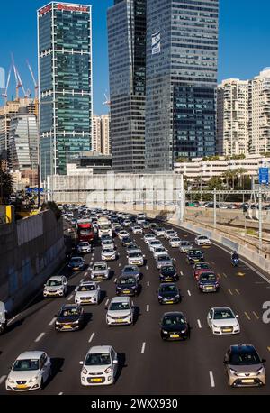 Tel Aviv, Israel – 10. Januar 2024 starker Autoverkehr auf der Autobahn nach Tel Aviv. In Tel Aviv, dem Wahrzeichen und Wahrzeichen, ist der Verkehr noch immer stark Stockfoto