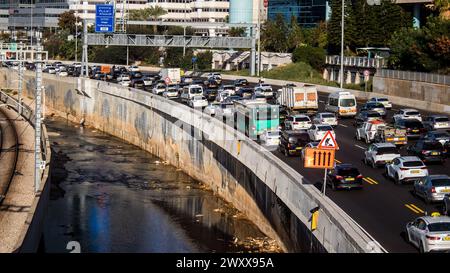 Tel Aviv, Israel – 10. Januar 2024 starker Autoverkehr auf der Autobahn nach Tel Aviv. In Tel Aviv, dem Wahrzeichen und Wahrzeichen, ist der Verkehr noch immer stark Stockfoto