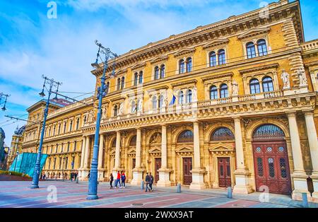 Das wunderschöne Portal der Corvinus-Universität mit Skulpturen, Säulen und Steinschnitzereien, Fovam-Platz, günstigste, Ungarn Stockfoto