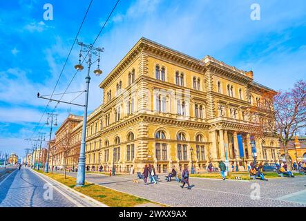 BUDAPEST, UNGARN - 3. MÄRZ 2022: Historisches Gebäude der Corvinus-Universität auf dem Fovam-Platz, Budapest, Ungarn Stockfoto