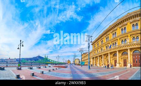 Panorama der Fußgängerzone Fovam Platz mit Corvinus Universität und Blick auf Donau, Gellert Hügel und Freiheitsbrücke, Budapest, Ungarn Stockfoto