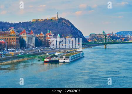 Der Gellert-Hügel, die Donau, die Freiheitsbrücke und das Budaer Schloss von der Petofi-Brücke, Budapest, Ungarn Stockfoto