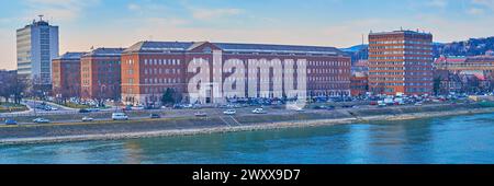 Panorama der modernen Gebäude der Budapester Technischen und Wirtschaftsuniversität von der Petofi-Brücke über die Donau, Ungarn Stockfoto