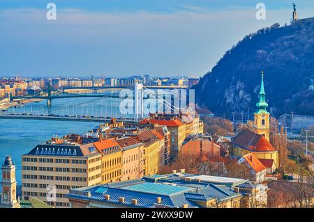 Gebäude im Taban-Gebiet mit der Kirche St. Katharina von Alexandria, dem Gellert-Hügel, der Donau mit Elisabeth-, Liberty- und Petofi-Brücken vom Buda Castle Hill, BU Stockfoto