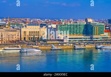 Beeindruckendes Gebäude der Konzerthalle Pesti Vigado und der Donau vom Budaer Schlossberg in Budapest, Ungarn Stockfoto