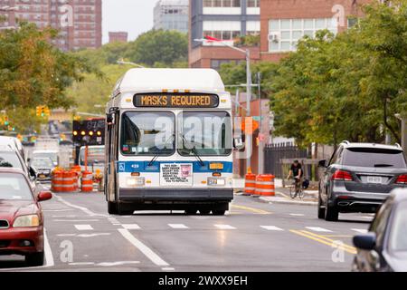 New Yorker Bus mit covid-Schild Stockfoto