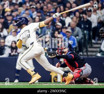 Milwaukee, Usa. April 2024. Jackson Chourio, Outfielder der Milwaukee Brewers, trifft am Dienstag, den 2. April 2024, eine RBI-Single vor dem Minnesota Twins-Catcher Christian Vazquez im zweiten Inning ihres Baseballspiels im American Family Field in Milwaukee, Wisconsin. Die Brewer eröffneten ihre Heimspielzeit 2024 gegen die Twins. Foto: Tannen Maury/UPI Credit: UPI/Alamy Live News Stockfoto