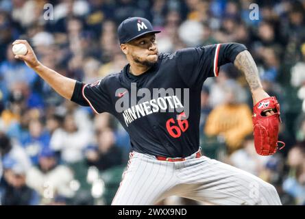 Milwaukee, Usa. April 2024. Der Minnesota Twins Relief Pitcher Jorge Alcala wirft im fünften Inning ihres Baseballspiels im American Family Field in Milwaukee, Wisconsin, am Dienstag, den 2. April 2024 gegen die Milwaukee Brewers. Die Brewer eröffneten ihre Heimspielzeit 2024 gegen die Twins. Foto: Tannen Maury/UPI Credit: UPI/Alamy Live News Stockfoto