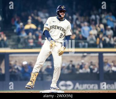 Milwaukee, Usa. April 2024. Milwaukee Brewers zweiter Baseman Brice Turang reagiert, nachdem er am Dienstag, den 2. April 2024, ein RBI-Doppel gegen die Minnesota Twins im dritten Inning ihres Baseballspiels im American Family Field in Milwaukee, Wisconsin, erzielt hat. Die Brewer eröffneten ihre Heimspielzeit 2024 gegen die Twins. Foto: Tannen Maury/UPI Credit: UPI/Alamy Live News Stockfoto