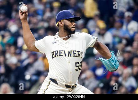 Milwaukee, Usa. April 2024. Der Milwaukee Brewers Relief Pitcher Elvis Peguero wirft im sechsten Inning ihres Baseballspiels im American Family Field in Milwaukee, Wisconsin, am Dienstag, den 2. April 2024 gegen die Minnesota Twins. Die Brewer eröffneten ihre Heimspielzeit 2024 gegen die Twins. Foto: Tannen Maury/UPI Credit: UPI/Alamy Live News Stockfoto