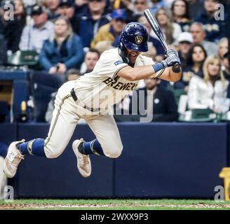 Milwaukee, Usa. April 2024. Sal Frelick springt im fünften Inning ihres Baseballspiels gegen die Minnesota Twins im American Family Field in Milwaukee, Wisconsin, am Dienstag, den 2. April 2024 von einem Inside Pitch ab. Die Brewer eröffneten ihre Heimspielzeit 2024 gegen die Twins. Foto: Tannen Maury/UPI Credit: UPI/Alamy Live News Stockfoto