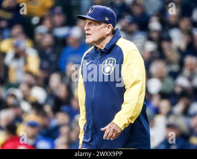 Milwaukee, Usa. April 2024. Pat Murphy, Manager der Milwaukee Brewers, macht am Dienstag, den 2. April 2024, im siebten Inning ihres Baseballspiels gegen die Minnesota Twins im American Family Field in Milwaukee, Wisconsin, einen Pitching-Wechsel. Die Brewer eröffneten ihre Heimspielzeit 2024 gegen die Twins. Foto: Tannen Maury/UPI Credit: UPI/Alamy Live News Stockfoto