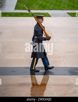 Arlington, VA – USA – 23. März 2024 regnerischer Tagesblick ein Mitglied der „Alten Garde“, das seine akribische Routine beim Beobachten des Grabes des Unbekannten vornimmt Stockfoto