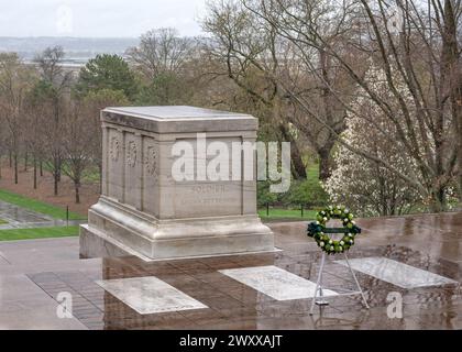 Arlington, VA – USA – 23. März 2024 regnerischer Blick auf das neoklassizistische Marmorgrab des unbekannten Soldaten, einem historischen Grabdenkmal gewidmet Stockfoto