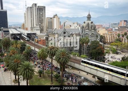 Medellin, Antioquia. Kolumbien - 6. Dezember 2023. Panorama des Stadtzentrums, das die U-Bahn überquert Stockfoto