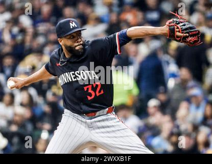 Milwaukee, Usa. April 2024. Der Minnesota Twins Relief Pitcher Jay Jackson wirft im siebten Inning ihres Baseballspiels im American Family Field in Milwaukee, Wisconsin, am Dienstag, den 2. April 2024 gegen die Milwaukee Brewers. Die Brewer eröffneten ihre Heimspielzeit 2024 gegen die Twins. Foto: Tannen Maury/UPI Credit: UPI/Alamy Live News Stockfoto