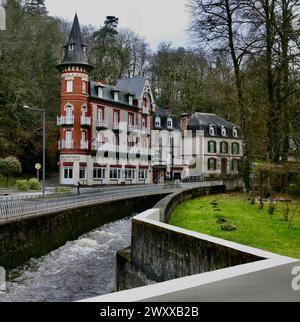 Blick auf Le Roc au Chien, ein Hotel und Restaurant in Bagnoles-de-l'Orne, Normandie, Frankreich, Europa im Frühjahr 2024 Stockfoto