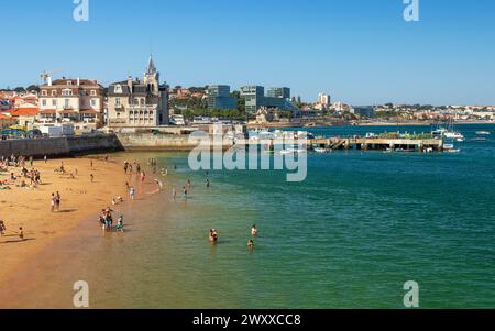 Cascais, Portugal - 1. Juli 2023: Blick auf den Strand Ribeira in Cascais, Portugal, an einem sonnigen Sommertag mit dem Seixas Palast im Hintergrund. Stockfoto