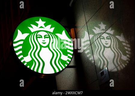 Madrid, Spanien. April 2024. Das Starbucks Coffee Logo der amerikanischen multinationalen Kette ist in Madrid zu sehen. (Foto: © Xavi Lopez/SOPA Images/SIPA USA) Credit: SIPA USA/Alamy Live News Stockfoto