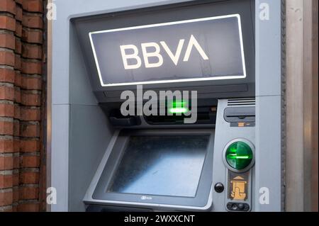 Madrid, Spanien. April 2024. Ein Geldautomat des spanischen multinationalen Unternehmens Banco Bilbao Vizcaya Argentaria SA (BBVA) mit Logo. (Foto: © Xavi Lopez/SOPA Images/SIPA USA) Credit: SIPA USA/Alamy Live News Stockfoto