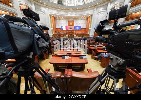 Bukarest, Rumänien. April 2024: der Plenarsaal der Abgeordnetenkammer während der feierlichen gemeinsamen Sitzung der Abgeordnetenkammer und des Senats des rumänischen Parlaments anlässlich des 20. Jahrestages des Beitritts Rumäniens zur Nordatlantischen Allianz und des 75. Jahrestages der Existenz der NATO. Quelle: Lucian Alecu/Alamy Live News Stockfoto