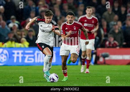 Nottingham, Großbritannien. April 2024. Nottingham, England, 2. April 2024: Tom Cairney (10 Fulham) und Morgan Gibbs-White (10 Nottingham Forest) kämpfen um den Ball (Duell) während des Premier League-Fußballspiels zwischen Nottingham Forest und Fulham auf dem City Ground in Nottingham, England. (Daniela Porcelli/SPP) Credit: SPP Sport Press Photo. /Alamy Live News Stockfoto