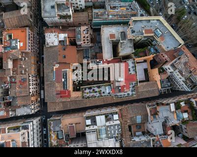 Blick aus der Vogelperspektive auf das dichte, labyrinthische Stadtgebiet in Rom mit vielfältigen Dächern Stockfoto