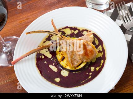 Lammrippen mit gegrillter Aubergine Stockfoto