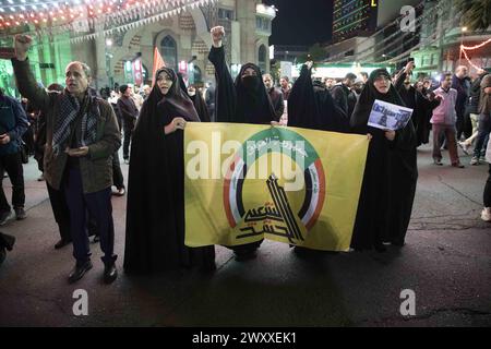 Teheran, Teheran, Iran. April 2024. Iranische Demonstranten halten während ihrer anti-israelischen Versammlung eine Flagge der irakischen Volksmobilisierungskräfte (PMF), die auf Arabisch als Haschd al-Shaabi bekannt ist, um die Tötung von Mitgliedern der iranischen Revolutionsgarde in Syrien am Palästinensischen Platz zu verurteilen. Im Zentrum von Teheran. Ein israelischer Luftangriff, der das iranische Konsulat in Syrien zerstörte, tötete zwei iranische Generäle und fünf Offiziere, wie syrische und iranische Beamte am Montag sagten. (Kreditbild: © Sobhan Farajvan/Pacific Press via ZUMA Press Wire) NUR REDAKTIONELLE VERWENDUNG! Nicht für kommerzielle ZWECKE! Stockfoto