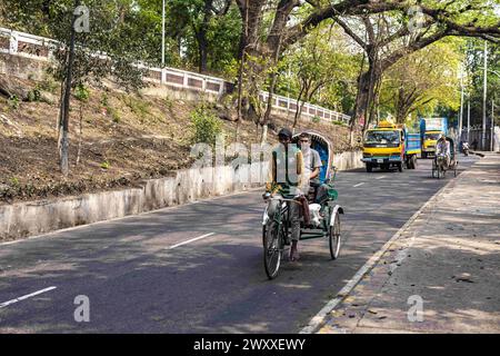 2. April 2024, Chittagong, Chattogram, Bangladesch: Bäume auf der schönen Straße vom Tigerpass nach Kadmatoli wurden für den Fall markiert. Die Entwicklungsbehörde Chittagong erklärte, dass diese Bäume vor dem Bau der Hauptinfrastruktur der Rampe nach dem Bodenversuch abgeschnitten werden. Anfang 2021 wurde eine Initiative zum Bau eines Krankenhauses in CRB ergriffen, einem Ort umgeben von natürlicher Schönheit und Grün. Aber die Zivilgesellschaft hat dagegen protestiert. Angesichts der Proteste der Zivilgesellschaft wurde das Krankenhaus nicht eröffnet. (Kreditbild: © Md. Zakir Hossain/Pacific Press über ZUMA Press Wi Stockfoto