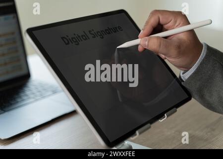 Close Up Geschäftsmann elektronische Signatur auf Tablet Unterschreiben des Angebots auf digitalem Gadget Stockfoto