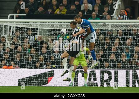 Evertons Dominic Calvert-Lewin kämpft im Premier League-Spiel zwischen Newcastle United und Everton in St. um einen Kopfball gegen Dan Burn von Newcastle United James's Park, Newcastle am Dienstag, den 2. April 2024. (Foto: Mark Fletcher | MI News) Credit: MI News & Sport /Alamy Live News Stockfoto