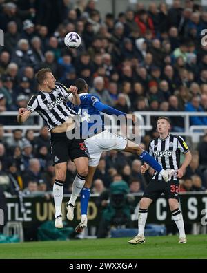 Dan Burn von Newcastle United stellt sich beim Premier League-Spiel zwischen Newcastle United und Everton in St. gegen Everton's Beto James's Park, Newcastle am Dienstag, den 2. April 2024. (Foto: Mark Fletcher | MI News) Credit: MI News & Sport /Alamy Live News Stockfoto