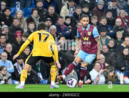 Burnley, Großbritannien. April 2024. Vitinho von Burnley bricht beim Premier League-Spiel Burnley gegen Wolverhampton Wanderers in Turf Moor, Burnley, United Kingdom, 2. April 2024 (Foto: Cody Froggatt/News Images) in Burnley, United Kingdom am 2. April 2024. (Foto: Cody Froggatt/News Images/SIPA USA) Credit: SIPA USA/Alamy Live News Stockfoto