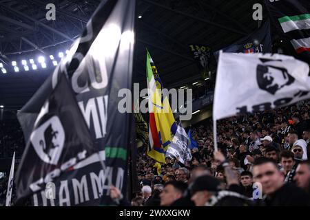 Turin, Italien. April 2024. Juventus Fans beim Halbfinalspiel Coppa Italia im Allianz Stadium in Turin. Der Bildnachweis sollte lauten: Jonathan Moscrop/Sportimage Credit: Sportimage Ltd/Alamy Live News Stockfoto