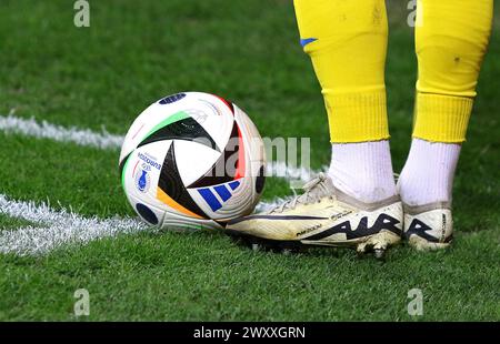 Breslau, Polen - 26. März 2024: Adidas FUSSBALLLIEBE, der offizielle Match Ball der UEFA EURO 2024, der während des Play-off-Spiels der UEFA EURO 2024 Ukraine gegen Island in der Tarczynski Arena auf dem Gras zu sehen war Stockfoto